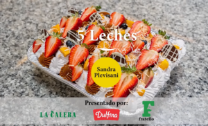 Cinco leches casero decorado con merengue, fresas, mango y coco rallado por Sandra Plevisani